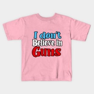 I don't believe in guns Kids T-Shirt